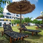 Yolo Resort - Notte