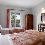 Dolphin Apartment 4