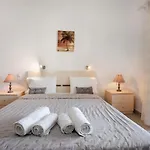Yiannis Studio 5
