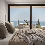 The Sall Suites Complex B - Iconic Sea Views, By Zantewize