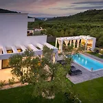 Johnny'S White Luxury Villa