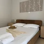 Bright And Cozy Apartment Near The City Center