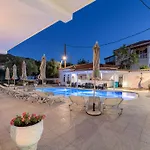 Denise Studios And Apartments