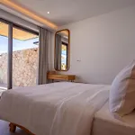 Theros Luxury Suites