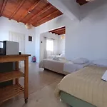 Manos Rooms