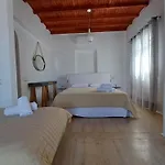 Manos Rooms