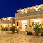 Lorenzo Villas With Private Pool, 200M From The Beach, By Zantewize