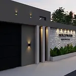 Hollywood Villa, By Tk Property Management