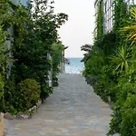 Niki'S Beach House