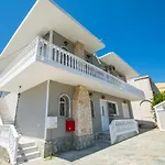 Mare Dentro Kalamaki Beachroad Apts By 