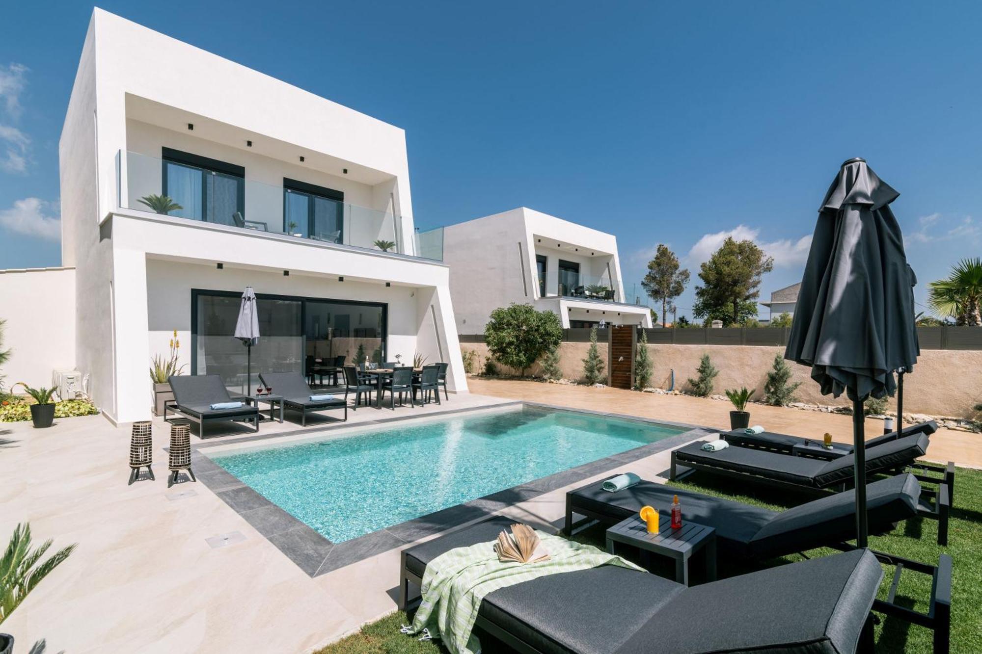 Sunwhite - Private Pool & Cozy Atmosphere, By Zantewize Villa